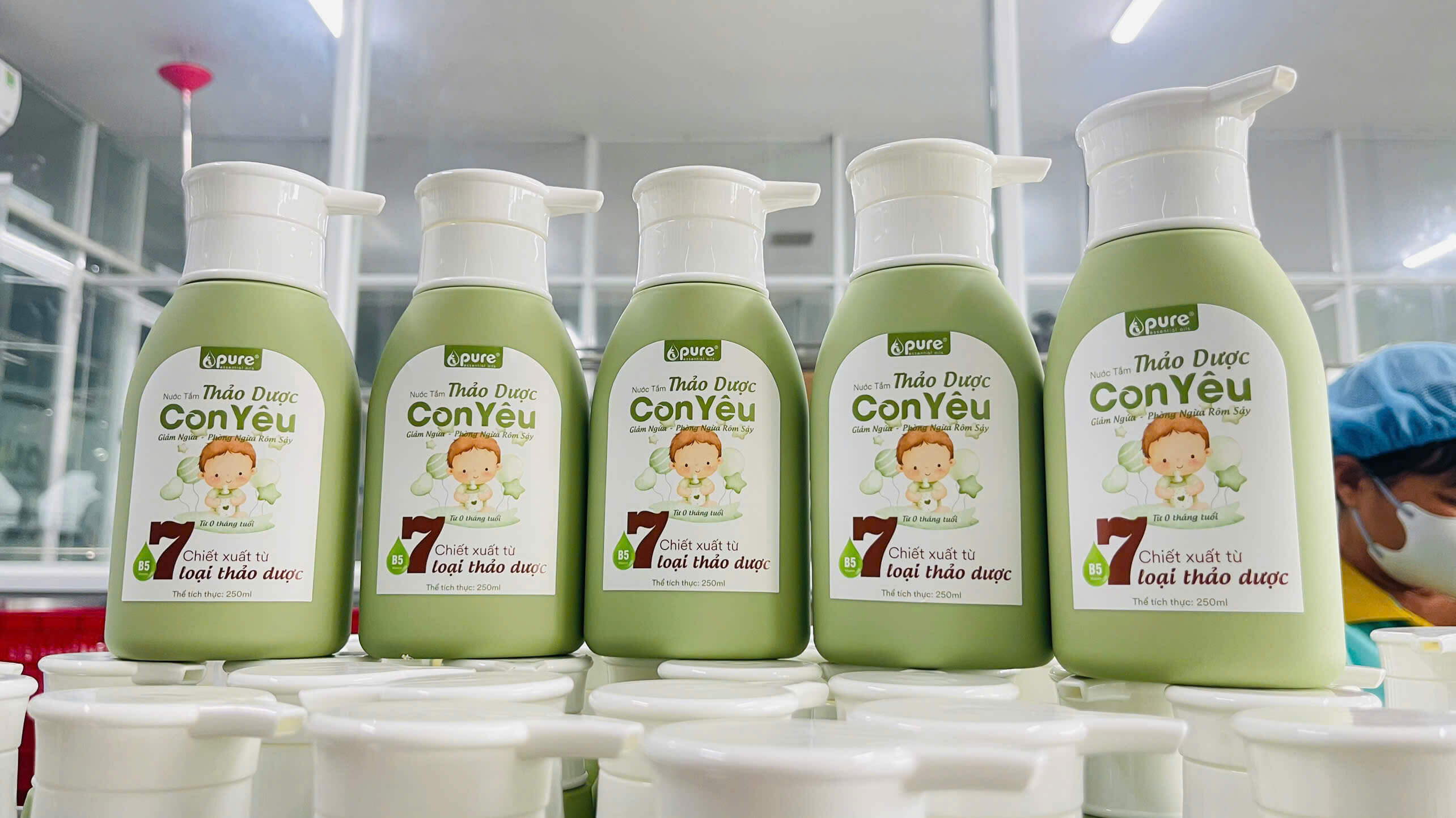 Chọn nước tắm thảo dược ngừa rôm sảy an toàn cho bé