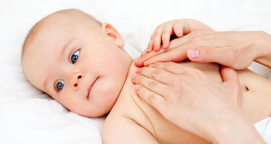 Công dụng tuyệt vời của dầu tràm với bé và cách sử dụng trong gia đình
