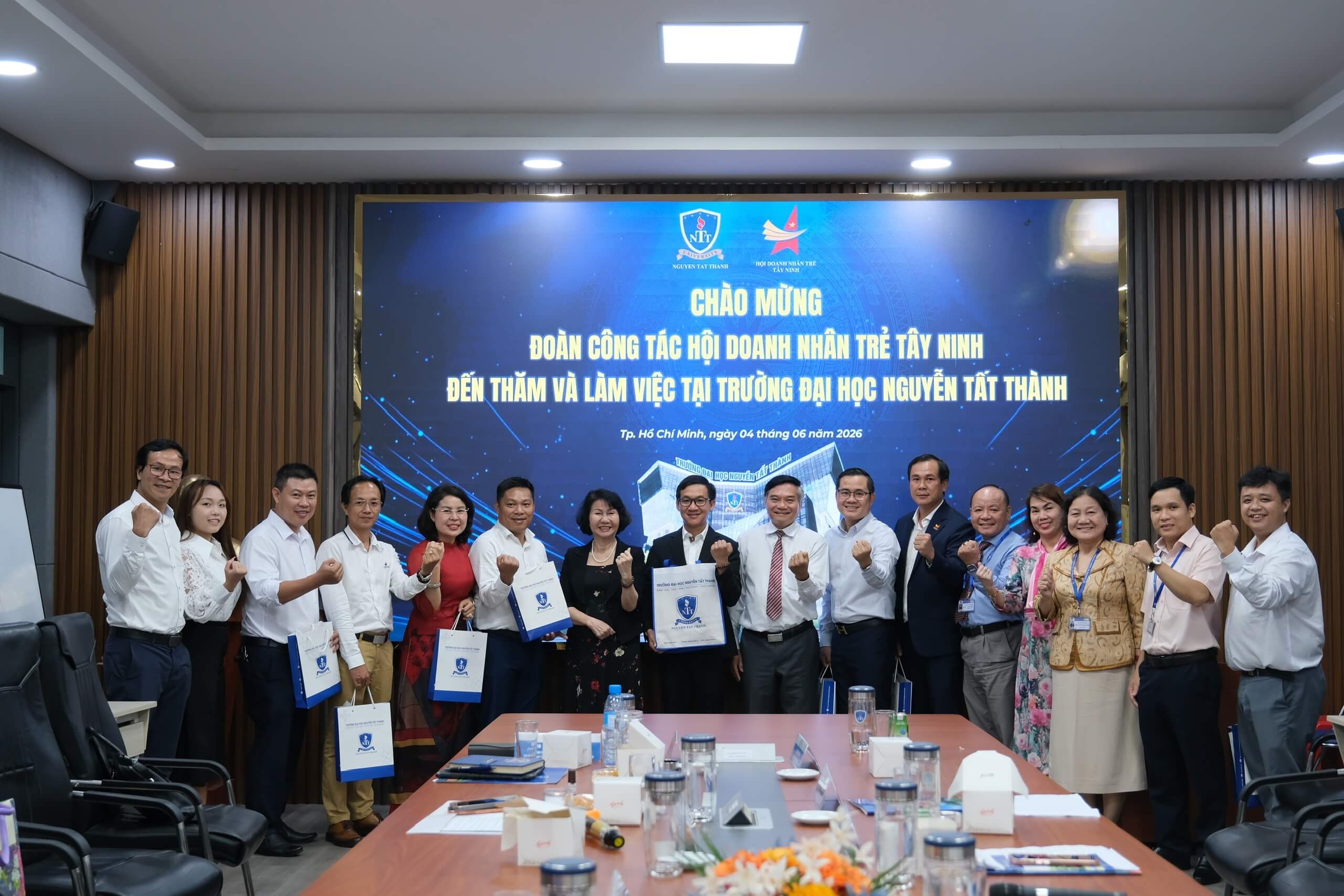 Hội Doanh nhân trẻ Tây Ninh làm việc với trường Đại học Nguyễn Tất Thành