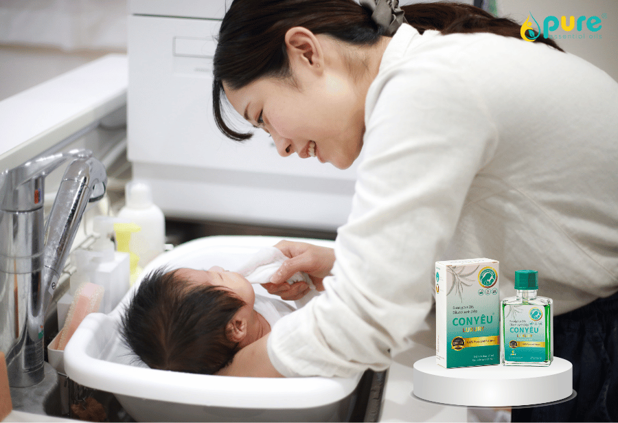 Mẹo tắm cho trẻ sơ sinh không lo bị cảm với dầu khuynh diệp Con Yêu