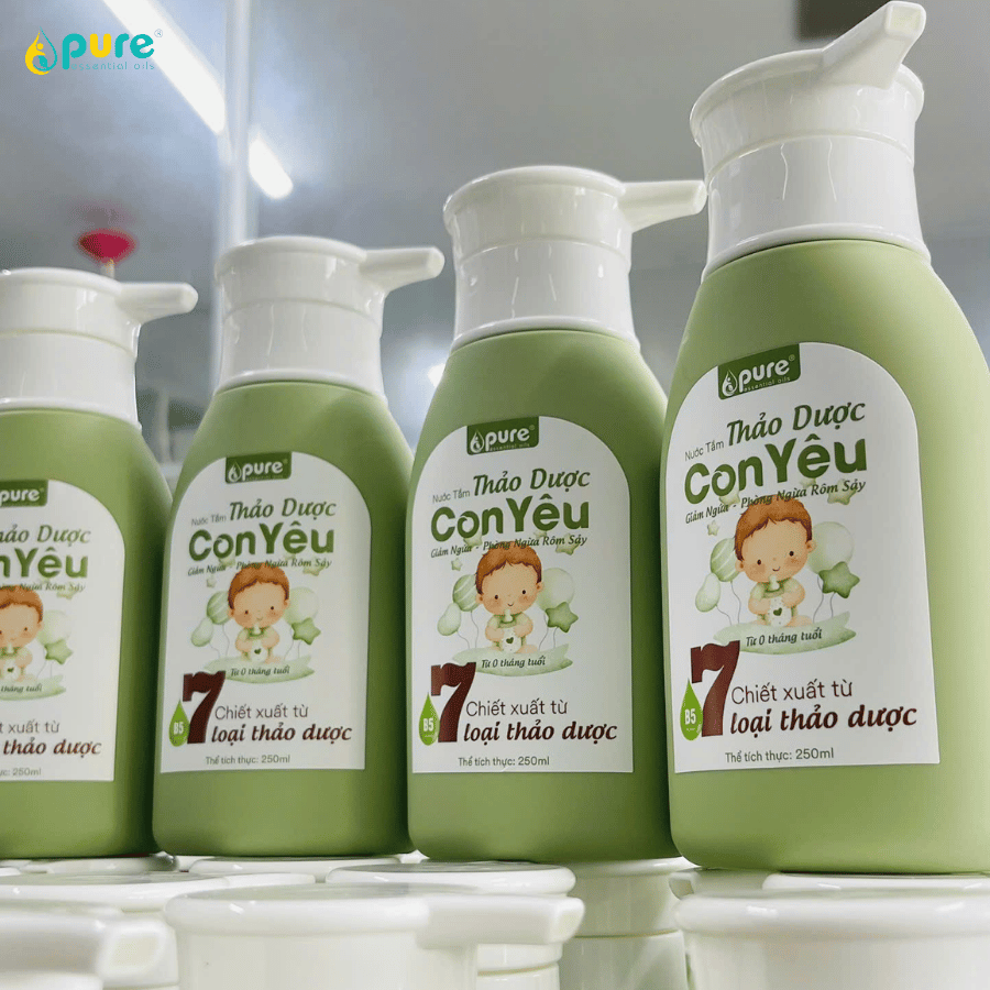 Nước tắm thảo dược Con Yêu bảo vệ làn da bé khỏi vi khuẩn gây viêm nhiễm