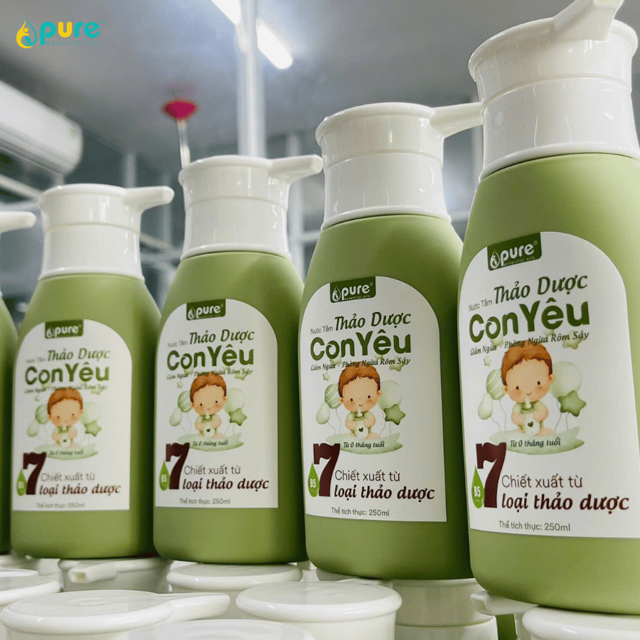 Nước tắm thảo dược Con Yêu giữ ẩm làn da bé luôn mềm mịn trong mùa hanh khô