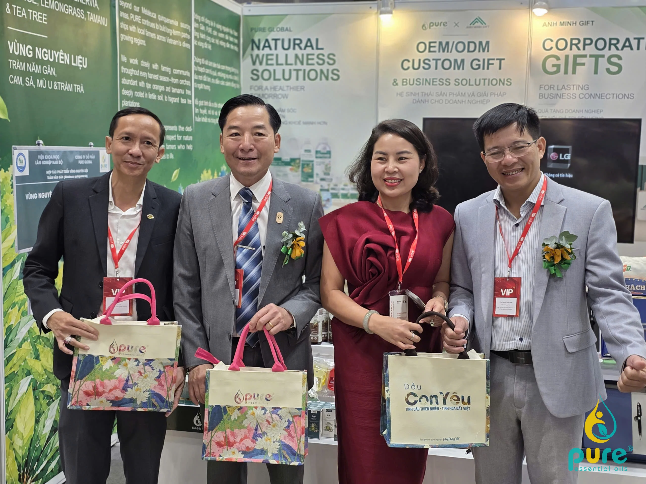 Pure Global & Anh Minh Gift Đón Tiếp Lãnh Đạo Tại Vietnam Interior & Build Expo 2026