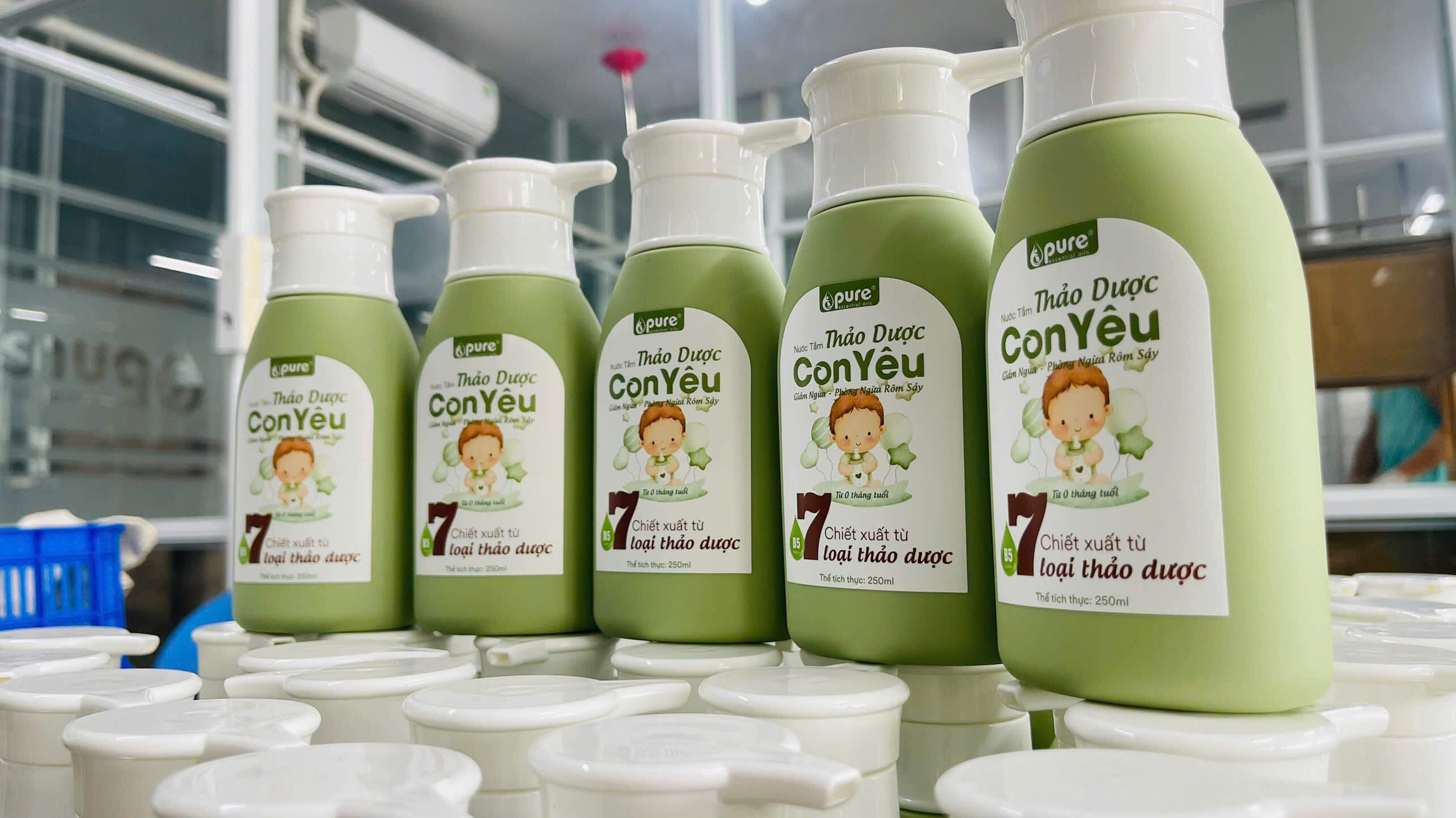 So sánh nước tắm thảo dược Con Yêu và sữa tắm bọt: Đâu mới là bạn tốt của da bé?